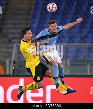 Rom, Italien. Oktober 2020. Sergej Milinkovic-Savic (R) von Latium spielt mit den Mats Hummels von Borussia Dortmund während des UEFA Champions League-Fußballspiels der Gruppe F zwischen dem italienischen Latium und dem deutschen Borussia Dortmund in Rom, Italien, am 20. Oktober 2020. Quelle: Augusto Casasoli/Xinhua/Alamy Live News Stockfoto