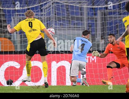Rom, Italien. Oktober 2020. Borussia Dortmunds Erling Braut Haaland (L) punktet beim UEFA Champions League-Fußballspiel der Gruppe F zwischen dem italienischen Latium und dem deutschen Borussia Dortmund in Rom, Italien, am 20. Oktober 2020. Quelle: Augusto Casasoli/Xinhua/Alamy Live News Stockfoto