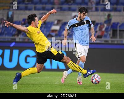 Rom, Italien. Oktober 2020. Der Lazio Luis Alberto (R) spielt mit den Mats Hummels von Borussia Dortmund während des UEFA Champions League-Fußballspiels der Gruppe F zwischen dem italienischen Latium und dem deutschen Borussia Dortmund in Rom, Italien, am 20. Oktober 2020. Quelle: Augusto Casasoli/Xinhua/Alamy Live News Stockfoto