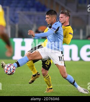 Rom, Italien. Oktober 2020. Lazio's Joaquin Correa (vorne) steht vor Borussia Dortmunds Lukasz Piszczek während des UEFA Champions League-Fußballspiels der Gruppe F zwischen dem italienischen Latium und dem deutschen Borussia Dortmund in Rom, Italien, am 20. Oktober 2020. Quelle: Augusto Casasoli/Xinhua/Alamy Live News Stockfoto