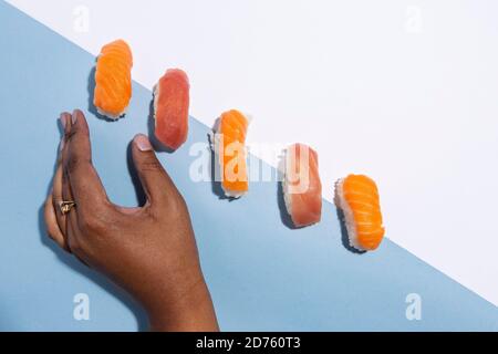 Hand und Nigiri Stockfoto