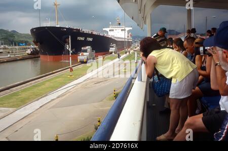 Chinesisches Schiff, das durch die Schleuse Miraflores auf dem Panamakanal, Panama, fährt Stockfoto