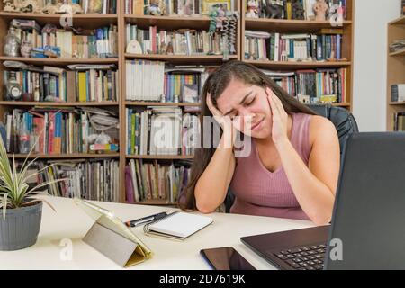 Unternehmerin Frau arbeitet von zu Hause aus, leidet unter Kopfschmerzen. Stockfoto