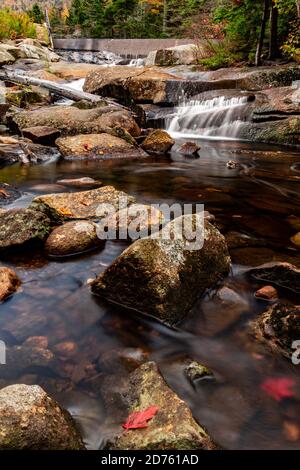 Wasserfälle an einem nebligen Herbstmorgen Stockfoto