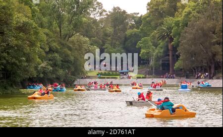 Menschen auf Paddelbooten in Chapultepec Lake, Chapultepec Park, Mexiko-Stadt, Mexiko Stockfoto