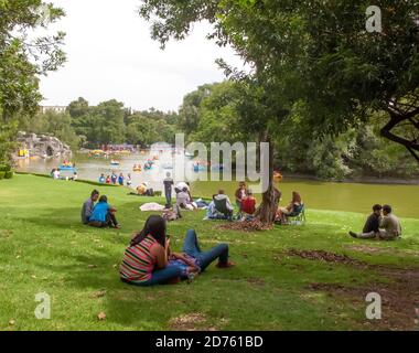 Menschen entspannen im Chapultepec Park, Mexiko-Stadt, Mexiko Stockfoto