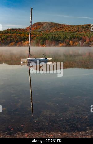 Herbst See Reflexion mit Kanu Vordergrund Stockfoto