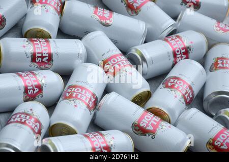 CHARKOW, UKRAINE - AUGUST 22 2020: Viele Konservendosen Stella Artois Bier im Freien. Stella Artois ist das berühmteste belgische Bier der Welt im Besitz von A Stockfoto