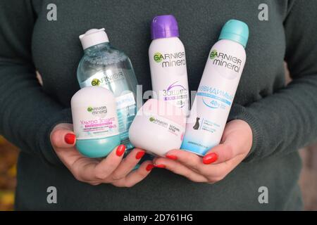 CHARKOW, UKRAINE - OKTOBER 16 2020: Junges Mädchen hält Garnier-Produkte. Garnier ist eine Massenmarkt-Kosmetikmarke des französischen Kosmetikunternehmens L'Oreal Stockfoto