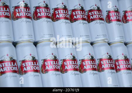 CHARKOW, UKRAINE - AUGUST 22 2020: Viele Konservendosen Stella Artois Bier im Freien. Stella Artois ist das berühmteste belgische Bier der Welt im Besitz von A Stockfoto