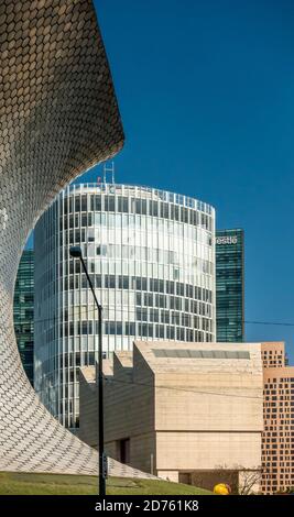 Soumaya Museum und das Jumex Museum in Mexiko-Stadt, Mexiko mit Kopierraum Stockfoto