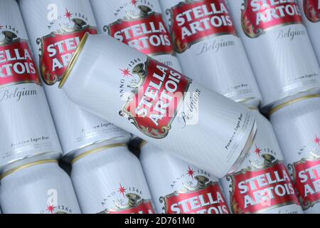 CHARKOW, UKRAINE - AUGUST 22 2020: Viele Konservendosen Stella Artois Bier im Freien. Stella Artois ist das berühmteste belgische Bier der Welt im Besitz von A Stockfoto