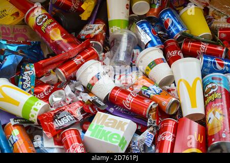 CHARKOW, UKRAINE - 8. APRIL 2020: Viele Verpackungen und Dosen aus gebrauchten Produkten von berühmten weltweiten Marken. Muster von Müll in verschiedenen Farben und Material Stockfoto