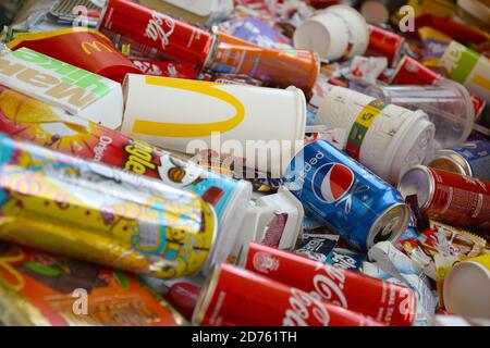 CHARKOW, UKRAINE - 8. APRIL 2020: Viele Verpackungen und Dosen aus gebrauchten Produkten von berühmten weltweiten Marken. Muster von Müll in verschiedenen Farben und Material Stockfoto