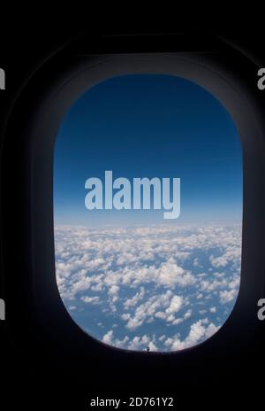 Blick auf Wolken aus einem Flugzeugfenster Stockfoto