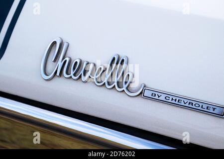 Chevy Chevelle Auto-Emblem auf weißen Klassiker 1971 Chevelle Stockfoto