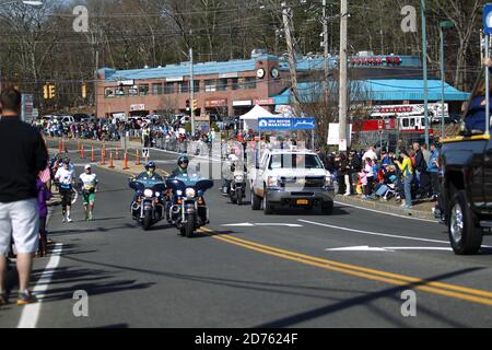 Der 118. Boston Marathon fand am Montag, den 21. April (Patriots' Day) 2014 in Boston, Massachusetts, statt. Behinderte Läufer. Stockfoto