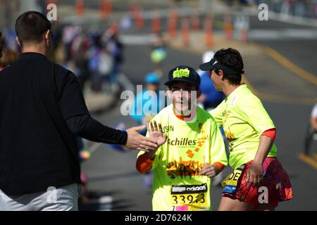 Der 118. Boston Marathon fand am Montag, den 21. April (Patriots' Day) 2014 in Boston, Massachusetts, statt. Behinderte Läufer. Stockfoto