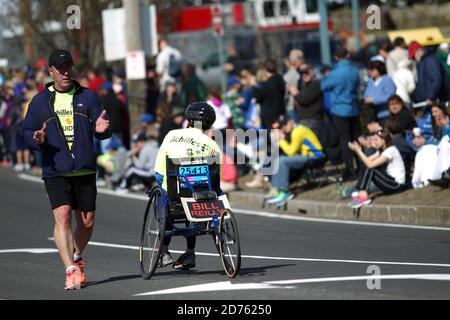 Der 118. Boston Marathon fand am Montag, den 21. April (Patriots' Day) 2014 in Boston, Massachusetts, statt. Rollstuhlläufer Für Behinderte Stockfoto