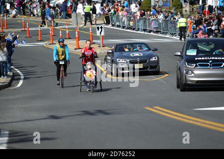 Der 118. Boston Marathon fand am Montag, den 21. April (Patriots' Day) 2014 in Boston, Massachusetts, statt. Rollstuhlläufer Für Behinderte Stockfoto