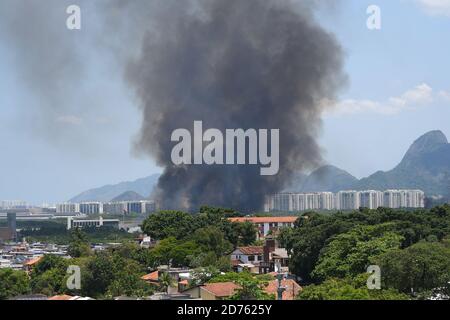 Rio de Janeiro, Brasilien, 20. Oktober 2020. Müllverbrennung in leerstehenden Flächen verursacht in der Nachbarschaft von Jacarepaguá im Westen von Rio de großen Rauch Stockfoto