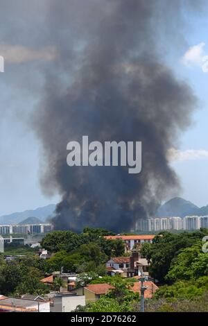 Rio de Janeiro, Brasilien, 20. Oktober 2020. Müllverbrennung in leerstehenden Flächen verursacht in der Nachbarschaft von Jacarepaguá im Westen von Rio de großen Rauch Stockfoto