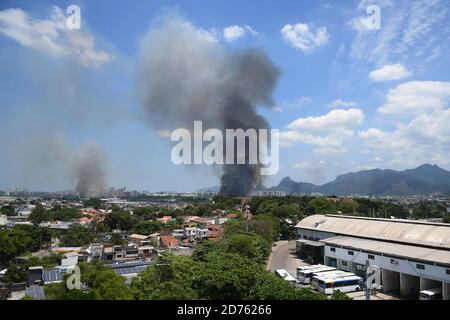 Rio de Janeiro, Brasilien, 20. Oktober 2020. Müllverbrennung in leerstehenden Flächen verursacht in der Nachbarschaft von Jacarepaguá im Westen von Rio de großen Rauch Stockfoto