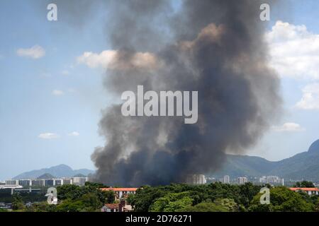 Rio de Janeiro, Brasilien, 20. Oktober 2020. Müllverbrennung in leerstehenden Flächen verursacht in der Nachbarschaft von Jacarepaguá im Westen von Rio de großen Rauch Stockfoto