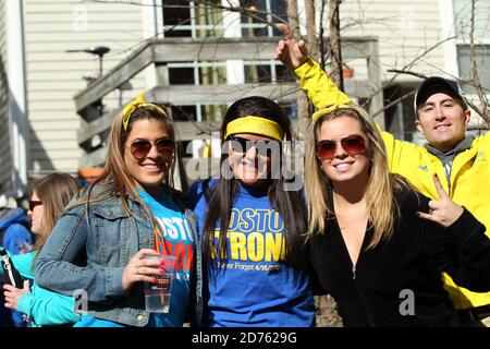 Der 118. Boston Marathon fand am Montag, den 21. April (Patriots' Day) 2014 in Boston, Massachusetts, statt. Zuschauer Von Studenten Stockfoto