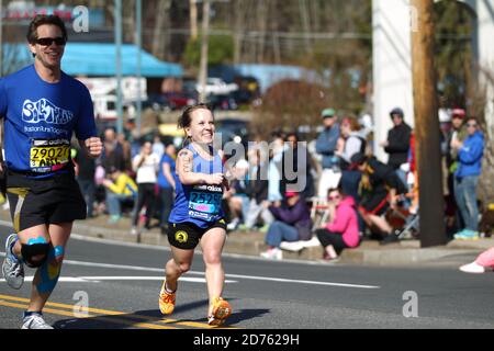 Der 118. Boston Marathon fand am Montag, den 21. April (Patriots' Day) 2014 in Boston, Massachusetts, statt. Deaktivieren Sie Die Laufschienen. Stockfoto