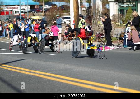 Der 118. Boston Marathon fand am Montag, den 21. April (Patriots' Day) 2014 in Boston, Massachusetts, statt. Rollstuhlläufer Für Behinderte. Stockfoto