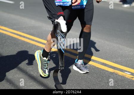 Der 118. Boston Marathon fand am Montag, den 21. April (Patriots' Day) 2014 in Boston, Massachusetts, statt. Behinderte Läufer. Stockfoto