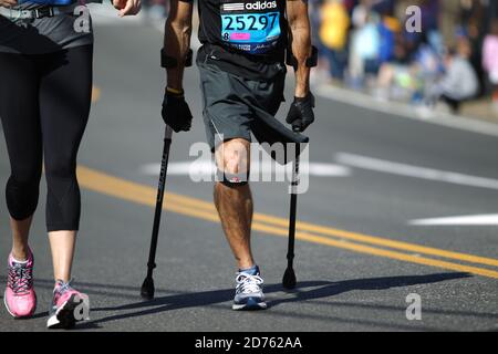 Der 118. Boston Marathon fand am Montag, den 21. April (Patriots' Day) 2014 in Boston, Massachusetts, statt. Behinderter Läufer Stockfoto