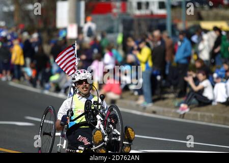 Der 118. Boston Marathon fand am Montag, den 21. April (Patriots' Day) 2014 in Boston, Massachusetts, statt. Rollstuhlläufer Für Behinderte Stockfoto