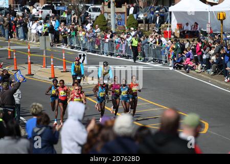 Der 118. Boston Marathon fand am Montag, den 21. April (Patriots' Day) 2014 in Boston, Massachusetts, statt. Lauferinnen. Stockfoto