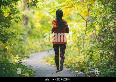 Run fit Läuferin Frau Joggen im grünen Frühling Wald Wald Park, gesunde aktive Lebensweise Cardio-Training in der Natur im Freien. Mädchen läuft aus Stockfoto