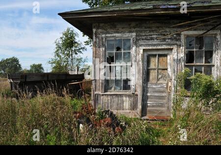 Ein altes, verlassene Bahndepot-Gebäude liegt in der Nähe der Bahngleise im Dorf Cayuga, Illinois, Route 66. Stockfoto