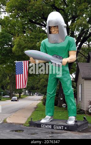 Der Gemini Giant, eine berühmte Muffler man-Werbestatue aus den 1960er Jahren, steht im Launching Pad Restaurant an der Route 66 in Wilmington. Stockfoto