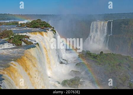 Regenbögen, Wasserfälle und Nebel bei den Iguazu Fällen in Brasilien Stockfoto