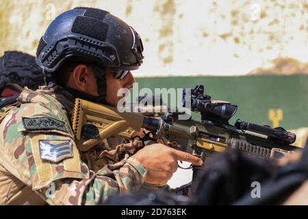 Soldaten der jordanischen Streitkräfte, Sondereinheit zwei zur Terrorismusbekämpfung, führt Übungen und Übungen auf flacher Strecke während des Eager Lion auf dem King Abdullah II Special Operations Training Center, 16. April 2018 durch. Eager Lion ist eine multinationale Übung, die in Jordanien veranstaltet wird. Sie besteht aus US-Dienstmitgliedern, die mit Militärkräften aus 19 Partnerländern ausgebildet werden und die auf die Stärkung von Militär-zu-Militär-Partnerschaften und die Verbesserung der regionalen Stabilität ausgerichtet ist. (USA Armee Foto von SPC. Jack Oathout) Stockfoto