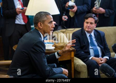 DATEI - US-Präsident Barack Obama (L) spricht zu den Medien, nachdem er ein Treffen mit seinem neu ernannten "Ebola Response Coordinator" Ron Klain (R), zusammen mit anderen Mitgliedern des Teams, das die ebola-Reaktion der Obama-Regierung koordiniert, im Oval Office des Weißen Hauses in Washington, DC, abhielt. USA, 22. Oktober 2014. Es ist Klains erster Tag als sogenannter "ebola-Zar" der Regierung. Präsident Obama sprach auch über die tragischen Schießerei in Ottawa, Kanada früher am Tag.Quelle: Jim LoScalzo/Pool via CNP - weltweite Nutzung Stockfoto