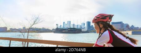 Radfahren Frau ridig Stadt Fahrrad Panorama Banner Landschaft -Cyclist Mädchen Im Sommer im Freien Hintergrund Stockfoto