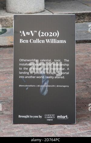 London, Großbritannien. Oktober 2020. Ben Cullen Williams Kunstinstallation, A=V 2020 im Londoner Covent Garden, im Auftrag von Covent Garden und von MTArt ausgeführt.als jenseitig, himmlisch, giftig beschrieben. Die Installation untersucht unsere Beziehung zum Unbekannten und Interstellaren. Eine Landung oder mögliche Flucht. Ein Portal in eine andere Welt, die Realität verändert. Kredit: SOPA Images Limited/Alamy Live Nachrichten Stockfoto