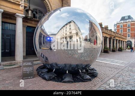 London, Großbritannien. Oktober 2020. Ben Cullen Williams Kunstinstallation, A=V 2020 im Londoner Covent Garden, im Auftrag von Covent Garden und von MTArt ausgeführt.als jenseitig, himmlisch, giftig beschrieben. Die Installation untersucht unsere Beziehung zum Unbekannten und Interstellaren. Eine Landung oder mögliche Flucht. Ein Portal in eine andere Welt, die Realität verändert. Kredit: SOPA Images Limited/Alamy Live Nachrichten Stockfoto