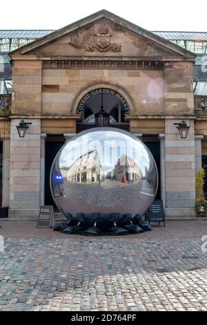 London, Großbritannien. Oktober 2020. Ben Cullen Williams Kunstinstallation, A=V 2020 im Londoner Covent Garden, im Auftrag von Covent Garden und von MTArt ausgeführt.als jenseitig, himmlisch, giftig beschrieben. Die Installation untersucht unsere Beziehung zum Unbekannten und Interstellaren. Eine Landung oder mögliche Flucht. Ein Portal in eine andere Welt, die Realität verändert. Kredit: SOPA Images Limited/Alamy Live Nachrichten Stockfoto