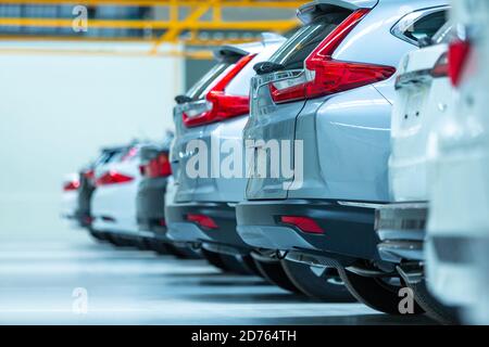 Autos Zum Verkauf, Automobilindustrie, Autohaus Parkplatz. Reihen von nagelneuen Fahrzeugen warten auf neue Besitzer, Automobilindustrie Stockfoto