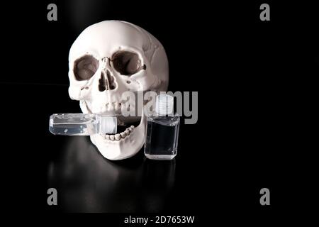 Skeleton Skull mit Hand Desinfektionsflasche für covid 19 Stockfoto