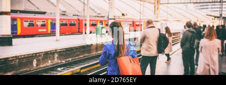 Pendler, die am Bahnhofsplatz in London City, Großbritannien, Europa warten, Bannerpanorama arbeiten. Zug öffentlichen Verkehrsmitteln pendeln Netzwerk Frau Stockfoto