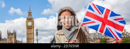 London Reise-Tourist Frau mit Großbritannien Fahne Banner zeigt Union Jack Symbol. Großbritannien Europa Urlaubsziel Asian chinesisches Mädchen Holding United Stockfoto