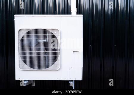 Neue Klimaanlage Außenanlage Kompressor außerhalb des Hauses installieren Stockfoto